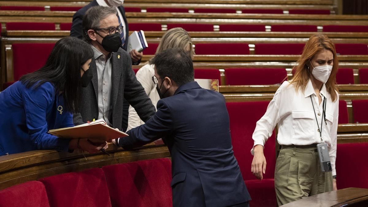 Pere Aragones charla con Marta Vilalta y Josep Maria Jové mientras Jessica Albiach pasa por detras. Pere Aragones charla con Marta Vilalta y Josep Maria Jové mientras Jessica Albiach pasa por detras.