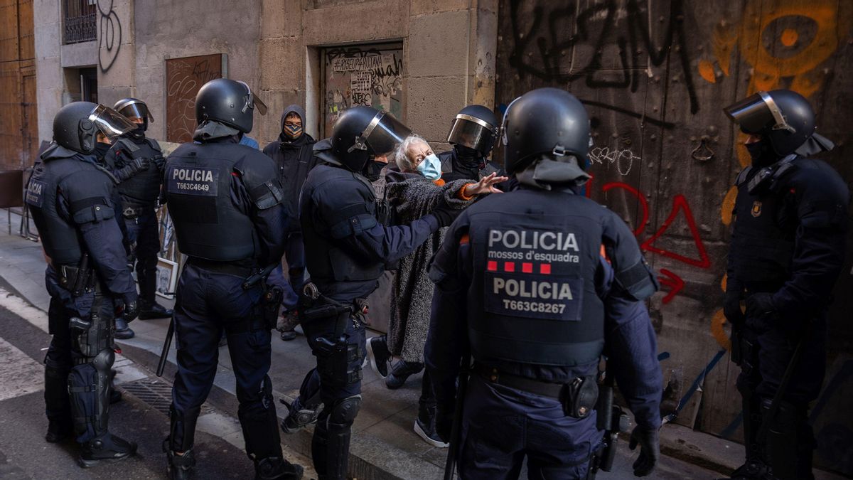 La policía ejecuta el desalojo del 3 de la calle de Riereta en el Raval, este jueves. La policía ejecuta el desalojo del 3 de la calle de Riereta en el Raval, este jueves.