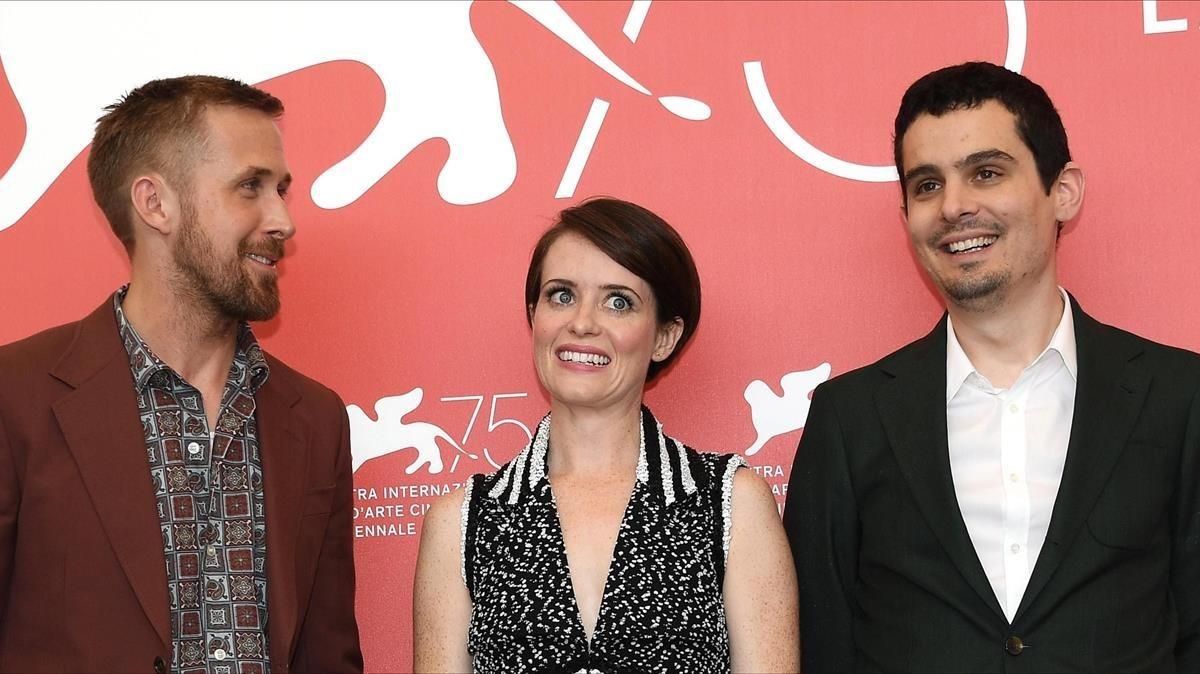 El actor Ryan Gosling, la actriz Claire Foy y el director Damien Chazelle, posan durante la presentacion de la película ’First Man’ en Venecia. El actor Ryan Gosling, la actriz Claire Foy y el director Damien Chazelle, posan durante la presentacion de la película ’First Man’ en Venecia.