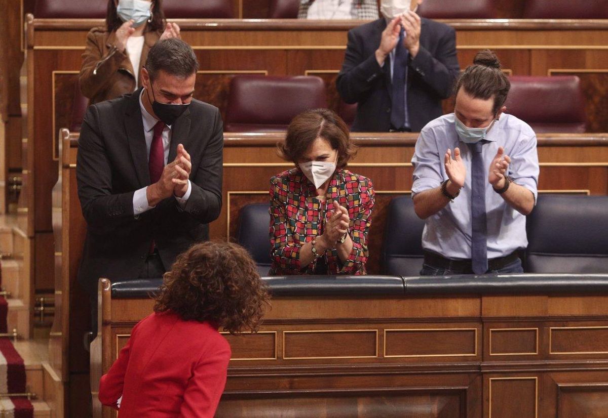 El presidente, Pedro Sánchez, y los vicepresidentes Carmen Calvo y Pablo Iglesias aplauden a la ministra de Hacienda, María Jesús Montero, en el debate de los Presupuestos, el pasado 11 de noviembre en el pleno del Congreso. El presidente, Pedro Sánchez, y los vicepresidentes Carmen Calvo y Pablo Iglesias aplauden a la ministra de Hacienda, María Jesús Montero, en el debate de los Presupuestos, el pasado 11 de noviembre en el pleno del Congreso.