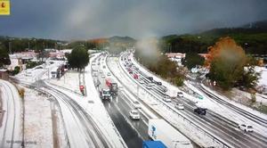 El granizo altera la AP-7 con dos accidentes en el Vallès Oriental