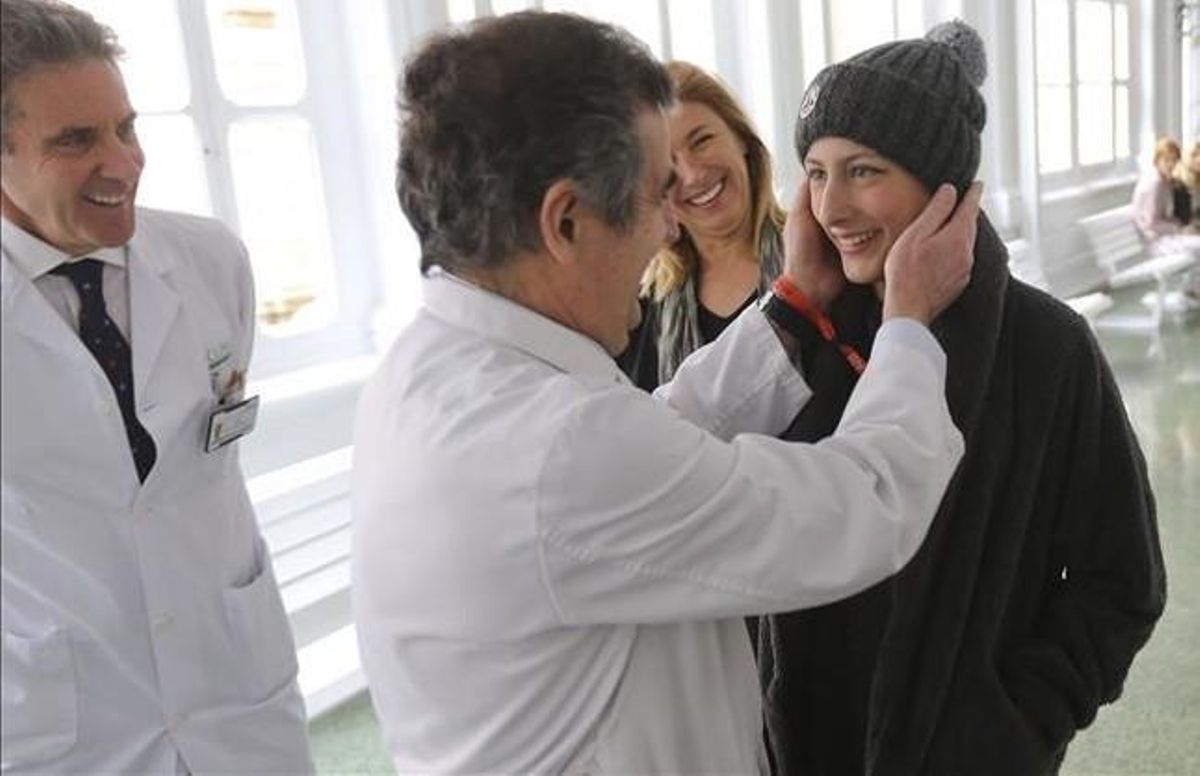 El doctor Campistol saluda a Ariana, en presencia de su madre y del doctor Urbano, a su llegada al Hospital Clínic. El doctor Campistol saluda a Ariana, en presencia de su madre y del doctor Urbano, a su llegada al Hospital Clínic.
