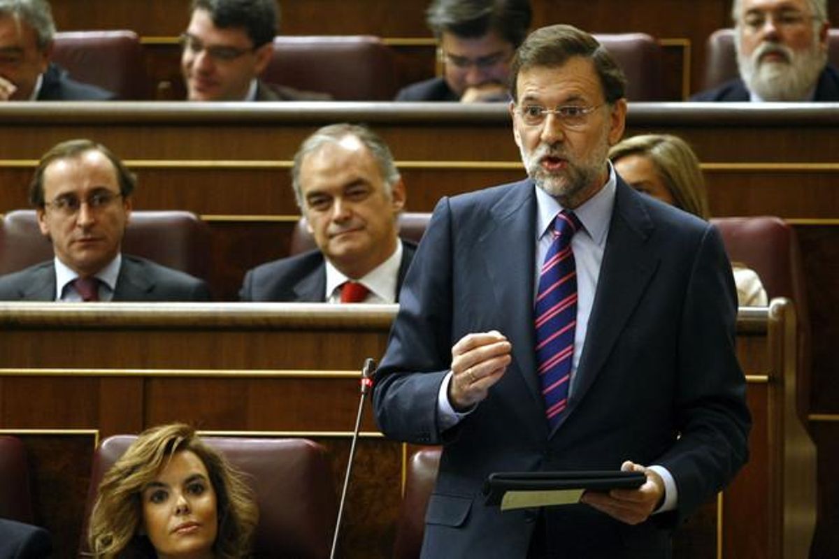 Rajoy, con el iPad en la mano y un post-it enganchado a la funda Rajoy, con el iPad en la mano y un post-it enganchado a la funda