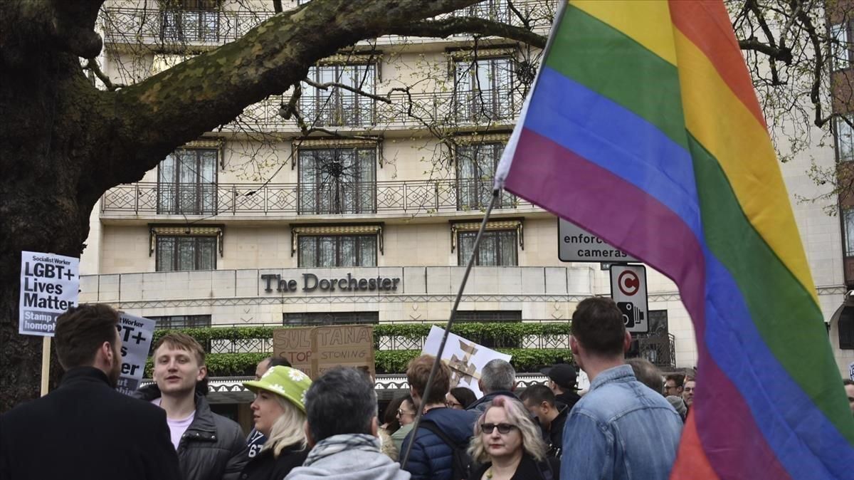 Manifestantes contra las leyes antihomosexualidad de Brunei, a las puertas del hotel Dorchester en Londres. Manifestantes contra las leyes antihomosexualidad de Brunei, a las puertas del hotel Dorchester en Londres.