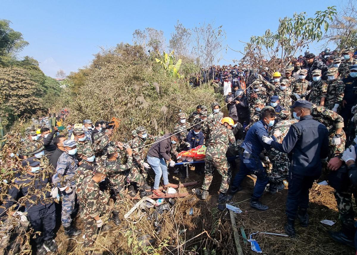 Al menos 68 muertos al estrellarse un avión en Nepal