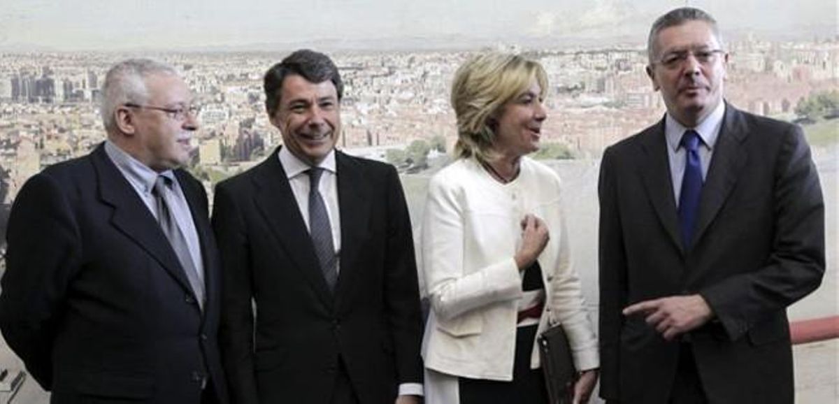 De izquierda a derecha, el expresidente de la Comunidad de Madrid Joaquín Leguina; el nuevo presidente, Ignacio González; y los otros dos expresidentes, Esperanza Aguirre y Alberto Ruiz-Gallardón. De izquierda a derecha, el expresidente de la Comunidad de Madrid Joaquín Leguina; el nuevo presidente, Ignacio González; y los otros dos expresidentes, Esperanza Aguirre y Alberto Ruiz-Gallardón.