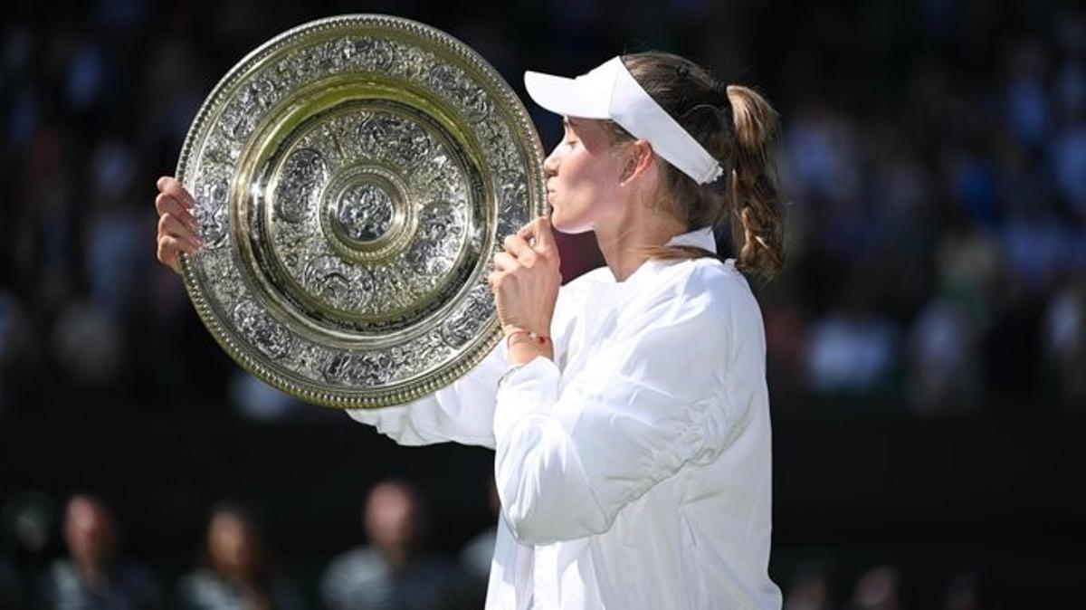 Rybakina besa su trofeo de campeona de Wimbledon.