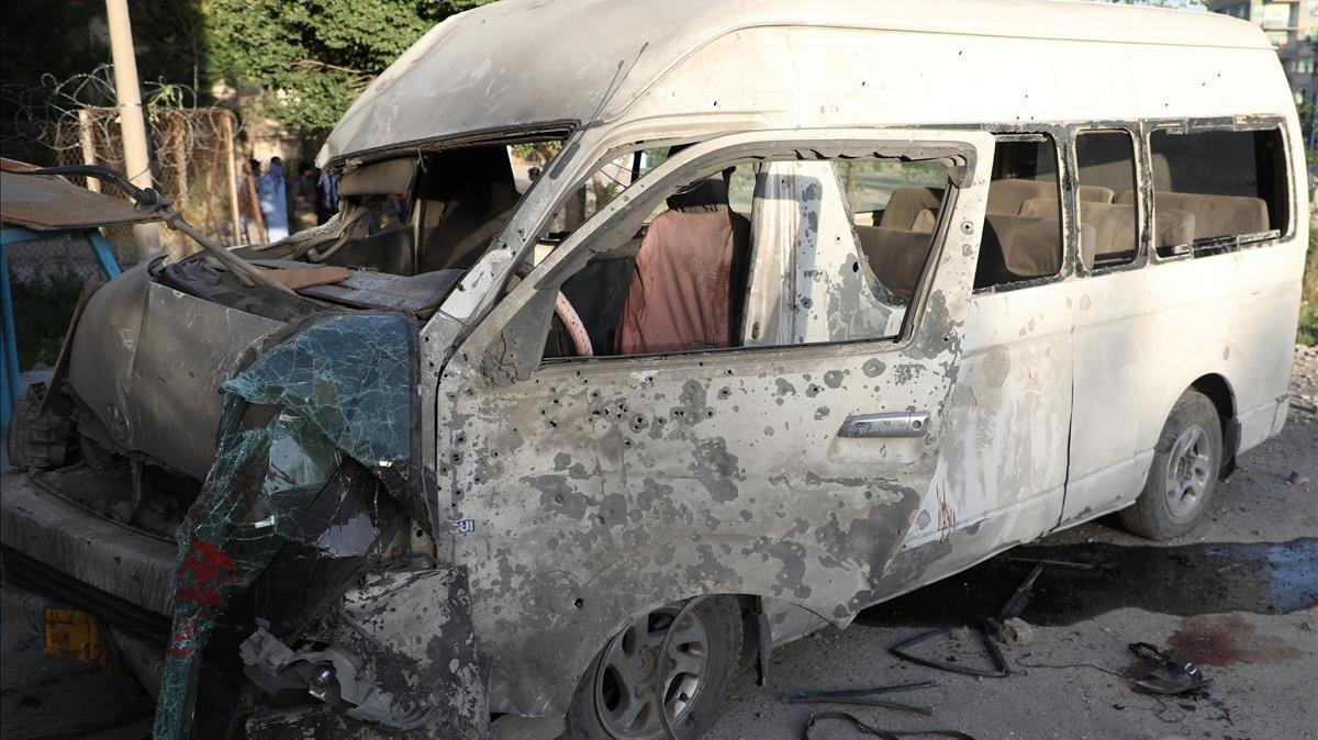 La furgoneta de la televisión afgana que sufrió un atentado en el que murieron dos personas este sábado en Kabul.