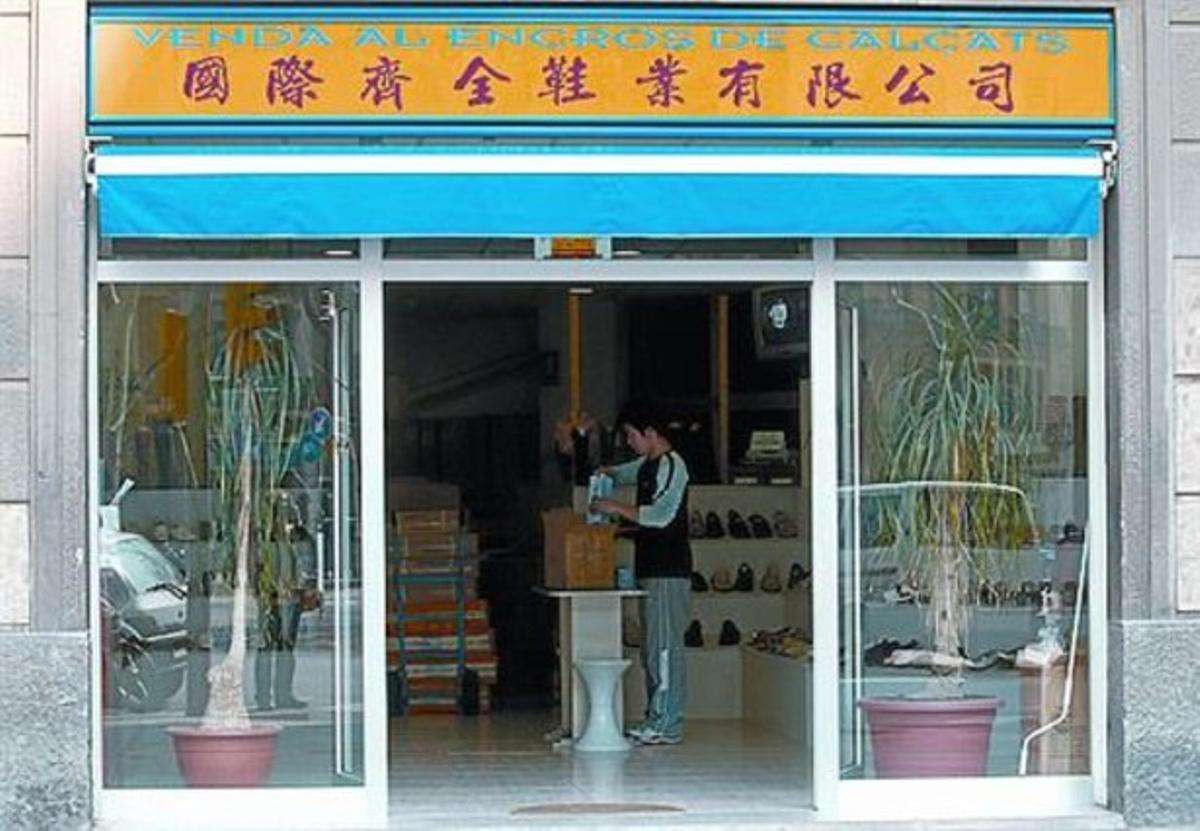 Rótulo en chino y en catalán en una tienda del Eixample, en una imagen de archivo.