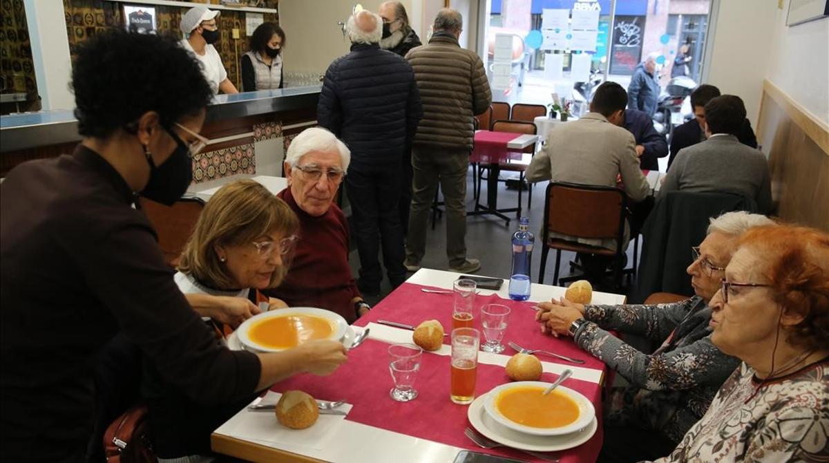 El Govern limita la apertura de bares a desayunos y comidas. En la foto, servicio de comida en un restaurante de la calle de Castillejos, en Barcelona.