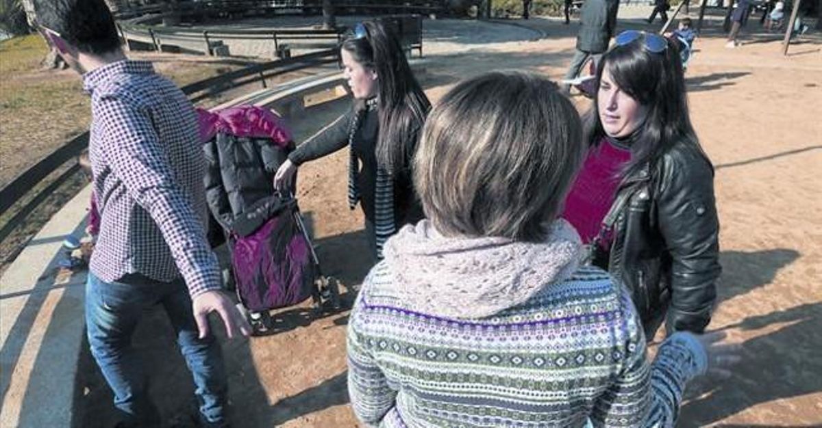 Marina, la hija que Afonsa Reinoso denuncia que le fue robada, en primer plano, de espaldas, la semana pasada con unos amigos en Barcelona. Marina, la hija que Afonsa Reinoso denuncia que le fue robada, en primer plano, de espaldas, la semana pasada con unos amigos en Barcelona.
