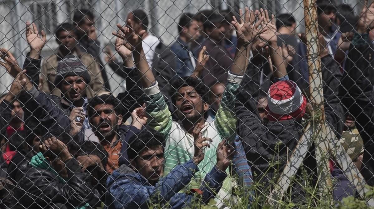 Un grupo de emigrantes protesta en un campo de refugiados en la isla de Lesbos. Un grupo de emigrantes protesta en un campo de refugiados en la isla de Lesbos.