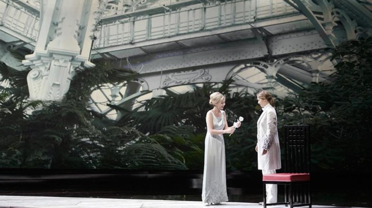 Mojka Erdmann (Sophie) y Sophie Koch (Octavian), en el segundo acto de ’Der Rosenkavalier’, en el momento de la entrega de la rosa de plata, en el Festival de Salzburgo.