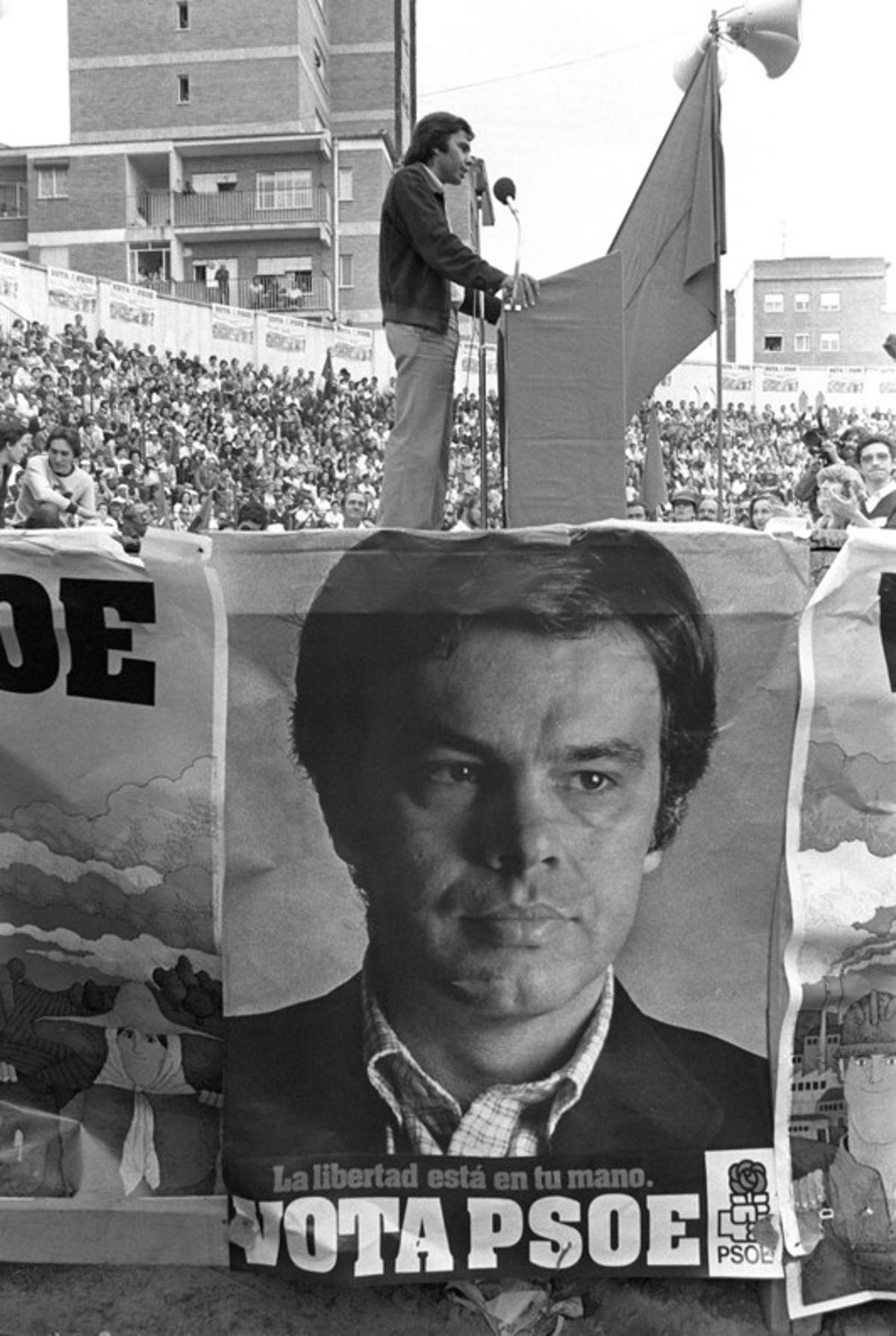 Felipe González, en un mítin con el cartel electoral del PSOE de fondo 