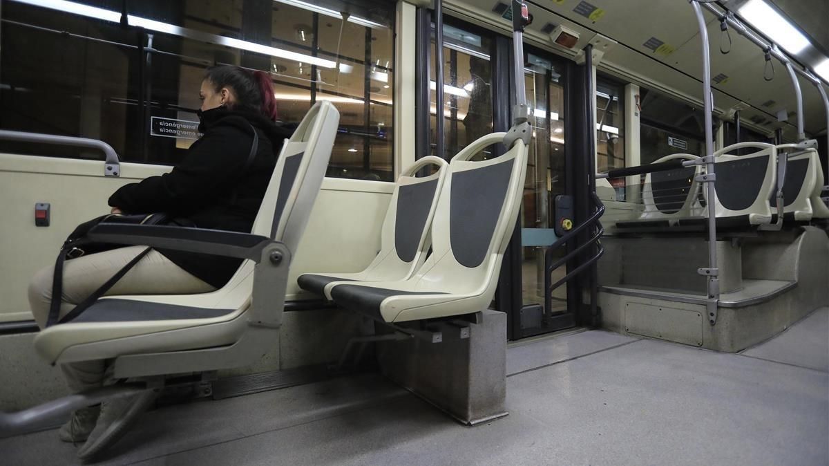 Carla, de 35 años, viaja sola en Nit Bus desde Barcelona a Santa Coloma de Gramenet. Carla, de 35 años, viaja sola en Nit Bus desde Barcelona a Santa Coloma de Gramenet.