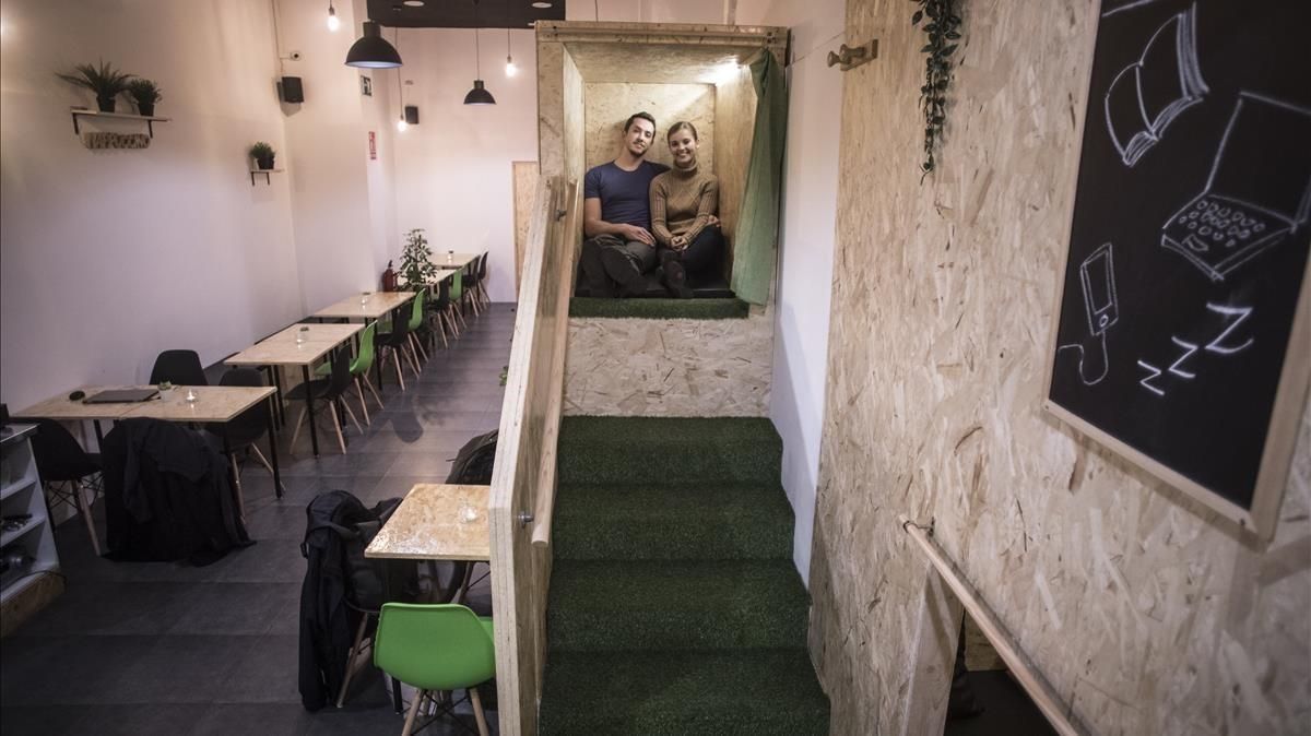 Sylvain y Celina, los dueños de Nappuccino, en uno de sus «rincones de descanso», los llaman. Tienen colchón, dos cojines, luz led, enchufe y cortina. Sylvain y Celina, los dueños de Nappuccino, en uno de sus «rincones de descanso», los llaman. Tienen colchón, dos cojines, luz led, enchufe y cortina.