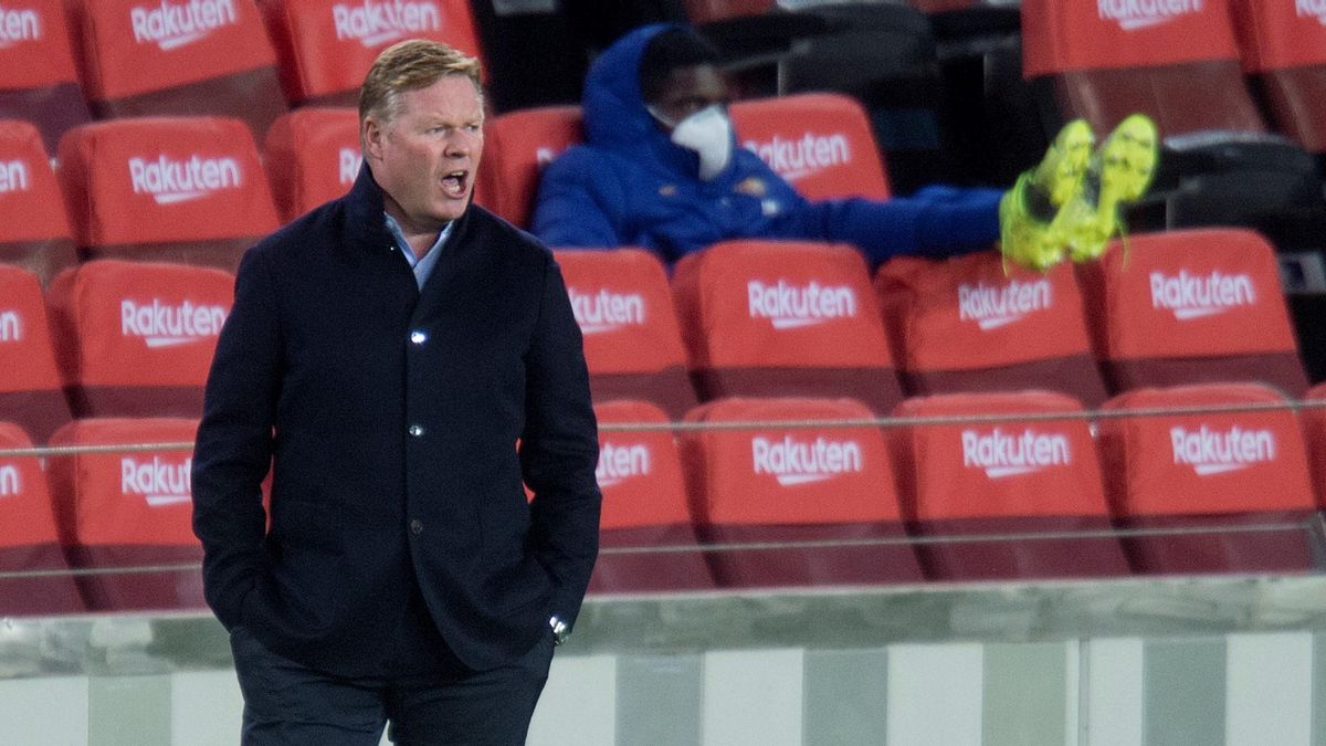 Koeman, con Umtiti al fondo, da instrucciones a sus jugadores. Koeman, con Umtiti al fondo, da instrucciones a sus jugadores.