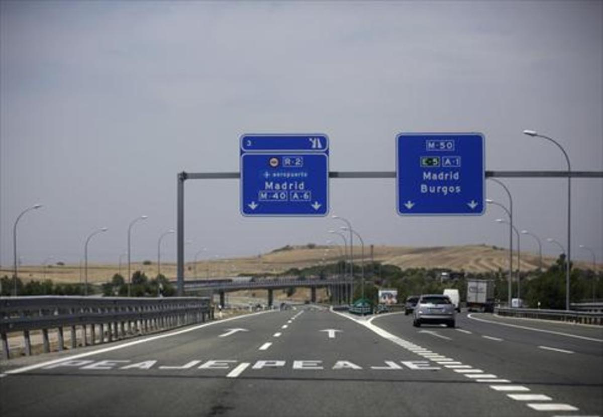 Desviament cap a l’autopista de peatge de l’Aeroport de Madrid i cap a l’autovia gratuïta A-1.