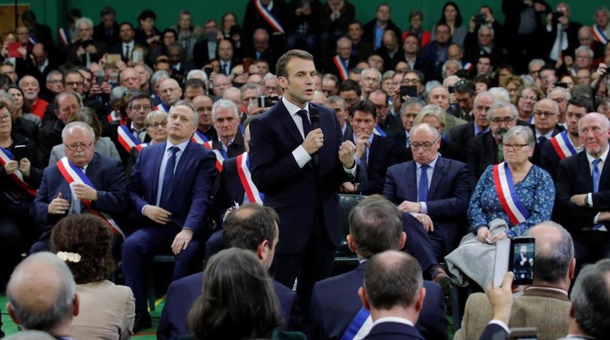 Emmanuel Macron se dirige a un grupo de alcaldes de la Normandía rural, el 15 de enero del 2019, en Grand Bourgtheroulde. Emmanuel Macron se dirige a un grupo de alcaldes de la Normandía rural, el 15 de enero del 2019, en Grand Bourgtheroulde.