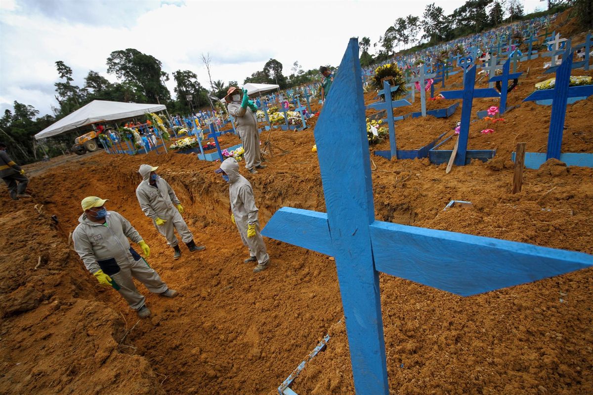 Un grupo de trabajadores cavan nichos en el cementerio de Nuestra Señora de Aparecida, en Manaos. Un grupo de trabajadores cavan nichos en el cementerio de Nuestra Señora de Aparecida, en Manaos.