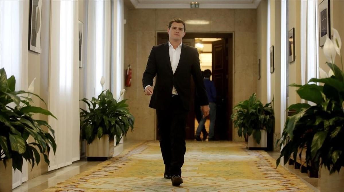 El presidente de Ciudadanos, Albert Rivera, en uno de los pasillos del Congreso antes de que se disolvieran las Cortes El presidente de Ciudadanos, Albert Rivera, en uno de los pasillos del Congreso antes de que se disolvieran las Cortes