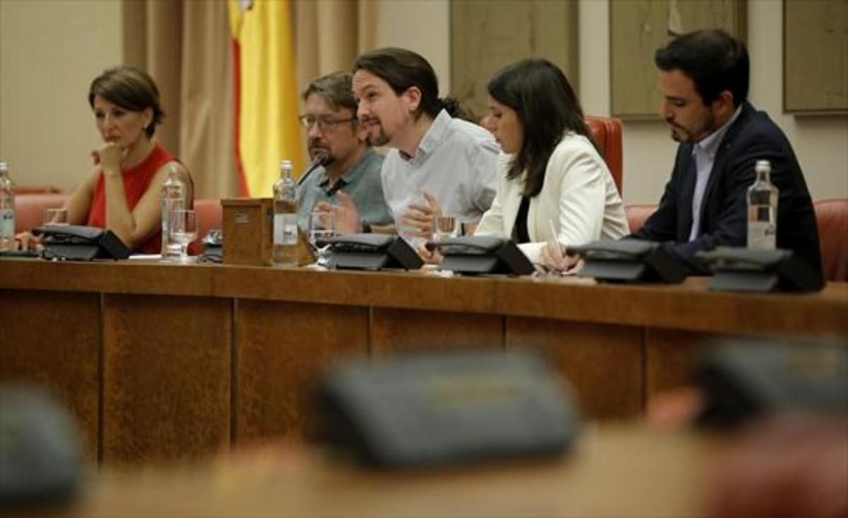 Xavier Domènech y Pablo Iglesias proponen su asamblea parlamentaria. Xavier Domènech y Pablo Iglesias proponen su asamblea parlamentaria.