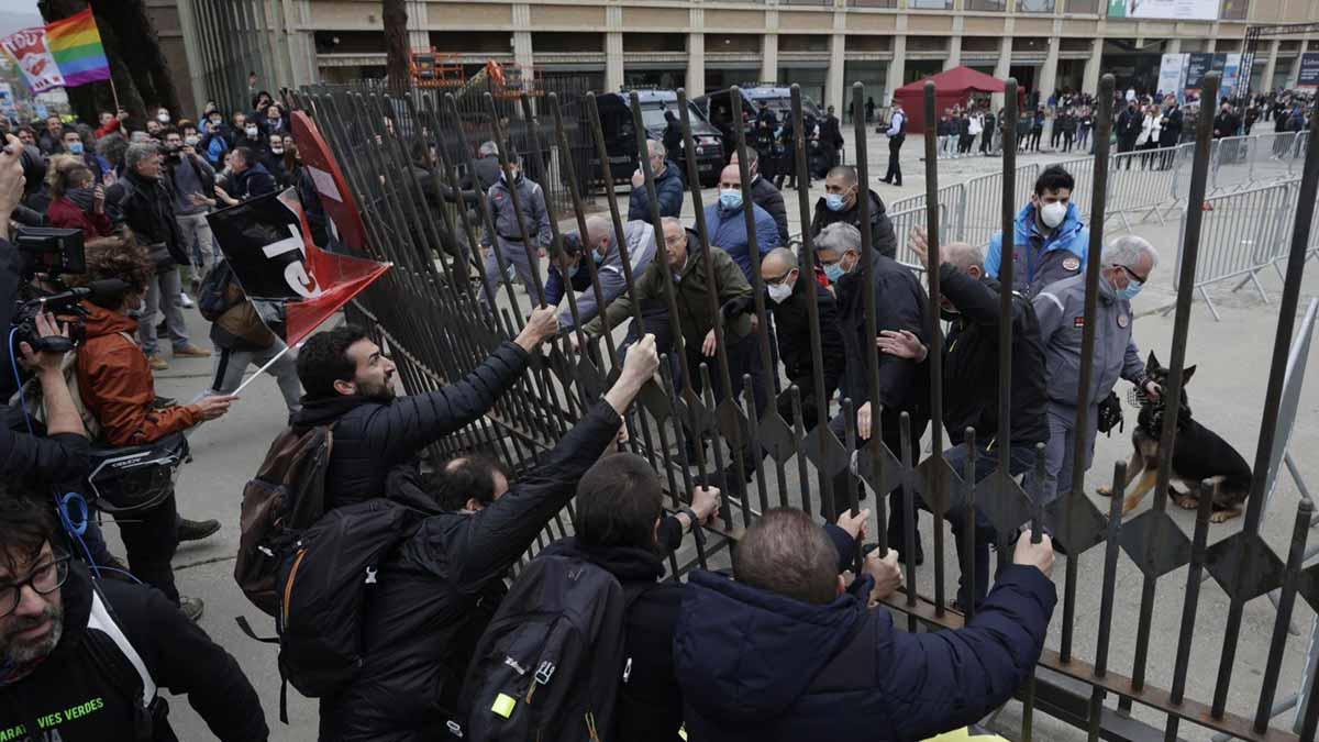 Los profesores que se manifestaban en Barcelona intentan entrar en el Saló de l’Ensenyament.