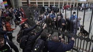 Los profesores que se manifestaban en Barcelona intentan entrar en el Saló de l’Ensenyament.