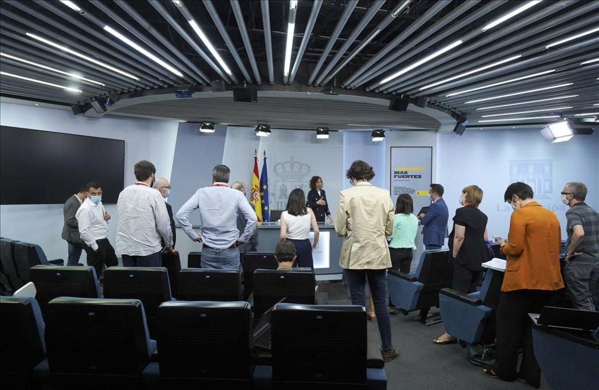 La ministra portavoz y de Hacienda Maria Jesús Montero durante la rueda de prensa que ofreció este mediodía tras la reunión extraordinaria del Consejo de Ministros. La ministra portavoz y de Hacienda Maria Jesús Montero durante la rueda de prensa que ofreció este mediodía tras la reunión extraordinaria del Consejo de Ministros.