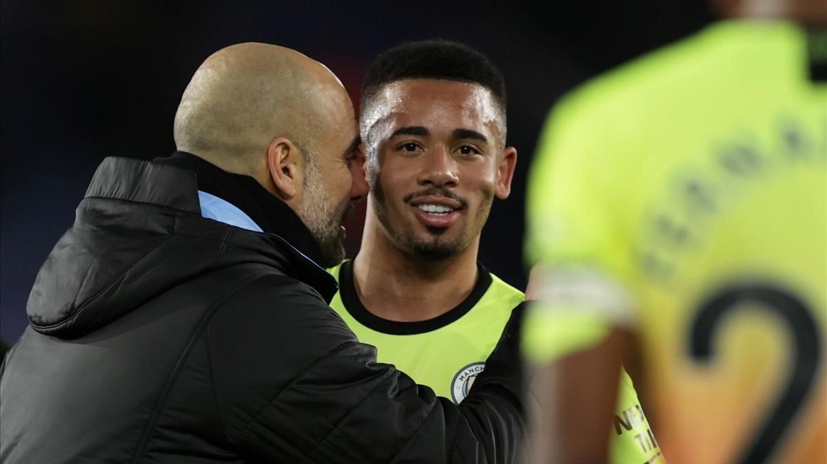 Guardiola felicita a Gabriel Jesus por su gol. Guardiola felicita a Gabriel Jesus por su gol.