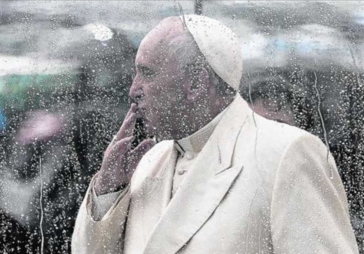 El papa Francisco lanza un beso a los fieles congregados en la plaza de San Pedro, ayer. El papa Francisco lanza un beso a los fieles congregados en la plaza de San Pedro, ayer.