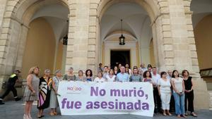 Minuto de silencio en el Ayuntamiento de Sevilla por el crimen machista de Utrera.