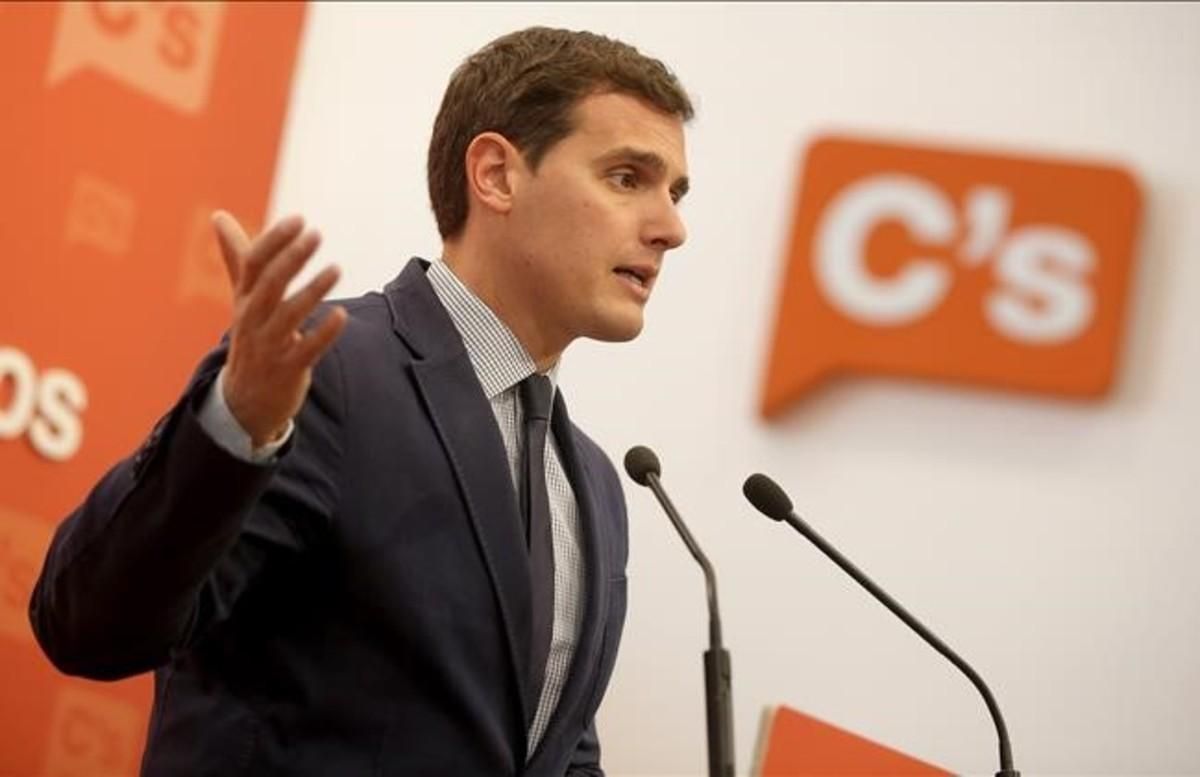 Albert Rivera, durante la rueda de prensa que ha ofrecido este lunes en la sede de Ciudadanos. Albert Rivera, durante la rueda de prensa que ha ofrecido este lunes en la sede de Ciudadanos.