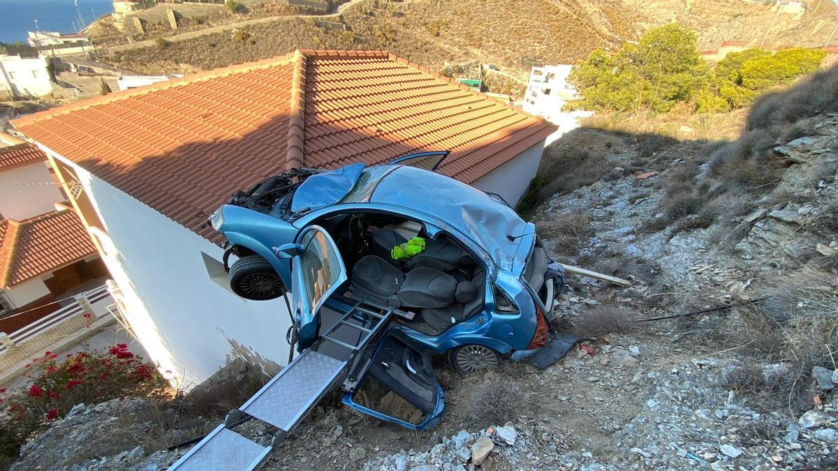 Un coche cae en el tejado de una casa en Albuñol (Granada).