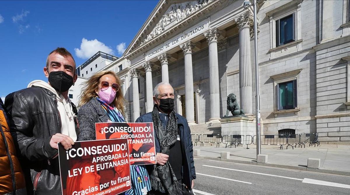 Activistas pro eutanasia a las puertas del Congreso de los Diputados.