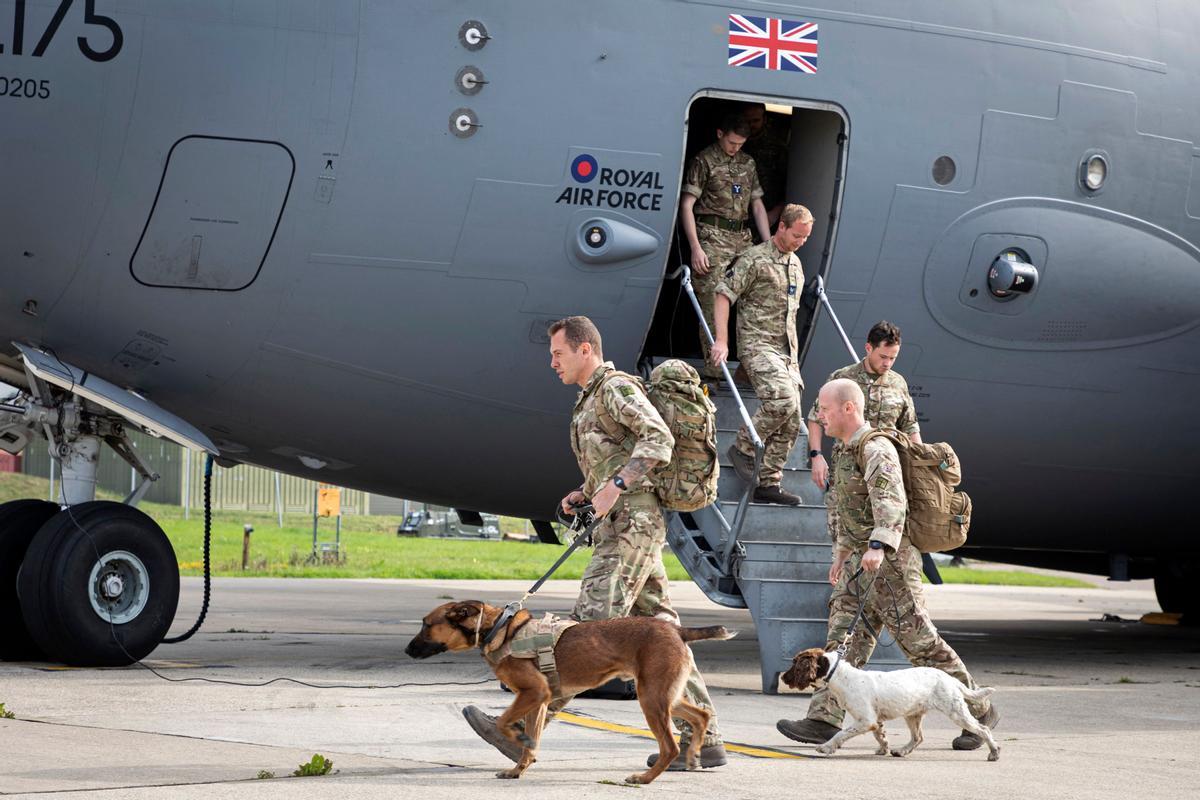 Miembros y perros del ejército británico desembarcan en Londres