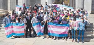 Activistas trans protestan a favor de la ley trans a las puertas del Congreso de los Diputados, el pasado 19 de mayo. 