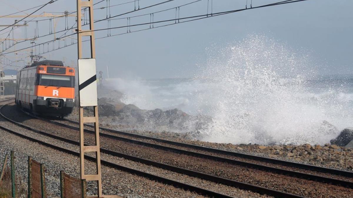 Las olas invaden la vía del tren a la altura de Mataró.