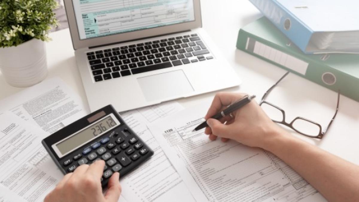 Una persona realiza la declaración de la renta Una persona realiza la declaración de la renta