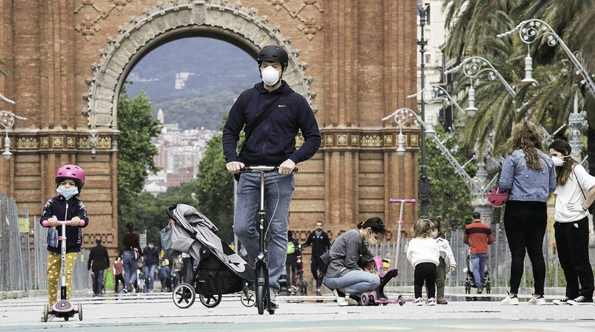 Niños paseando con sus padres por el centro de Barcelona, el 27 de abril. Niños paseando con sus padres por el centro de Barcelona, el 27 de abril.