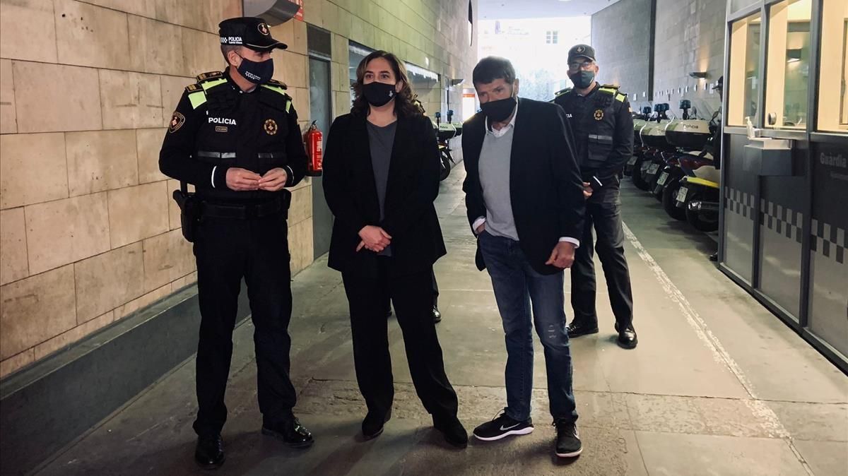La alcaldesa Ada Colau visita la comisaría de la Guardia Urbana de la Rambla atacada durante los disturbios La alcaldesa Ada Colau visita la comisaría de la Guardia Urbana de la Rambla atacada durante los disturbios