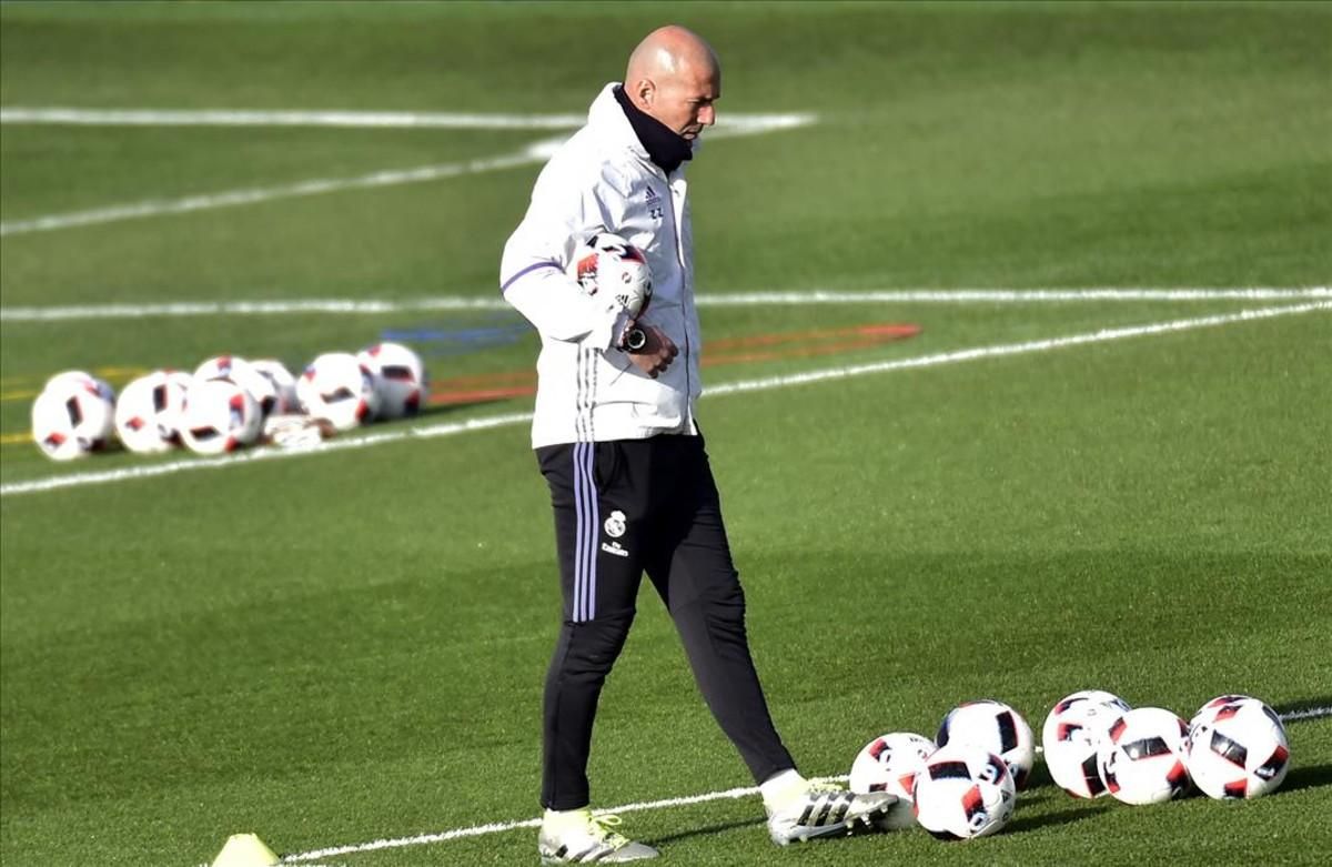 Zinedine Zidane, durante el entrenamiento de este martes en la ciudad deportiva de Valdebebas. Zinedine Zidane, durante el entrenamiento de este martes en la ciudad deportiva de Valdebebas.