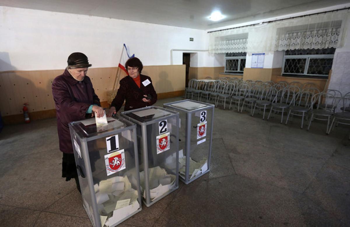 Ciudadanos de Bakhchisaraj votan este domingo en el referendo de anexión a Rusia.