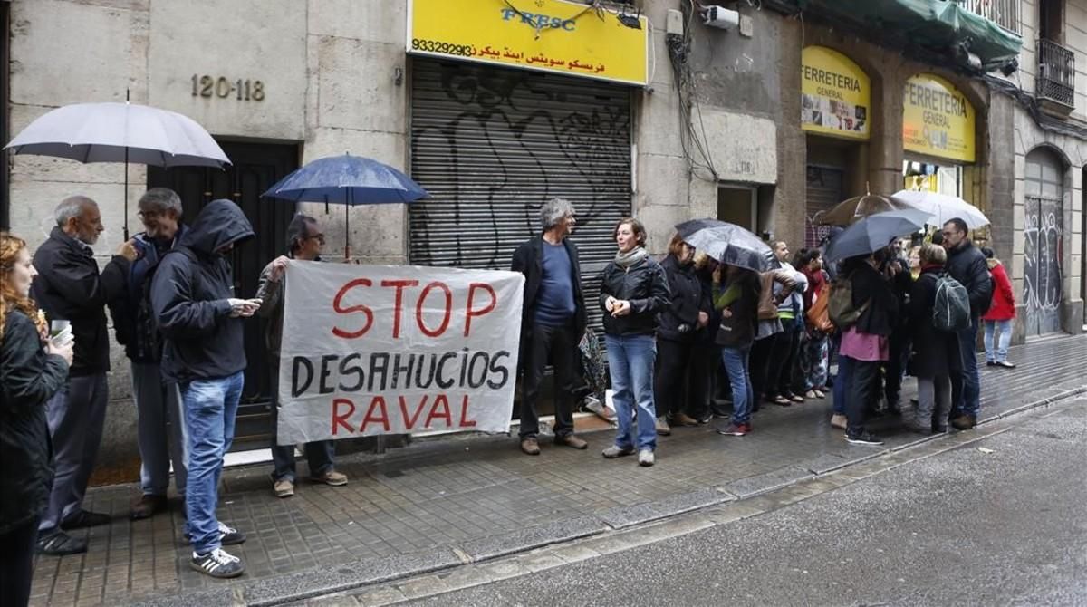 Presión vecinal para impedir siete desahucios de un edificio de la Sareb en el Raval, este noviembre. Presión vecinal para impedir siete desahucios de un edificio de la Sareb en el Raval, este noviembre.