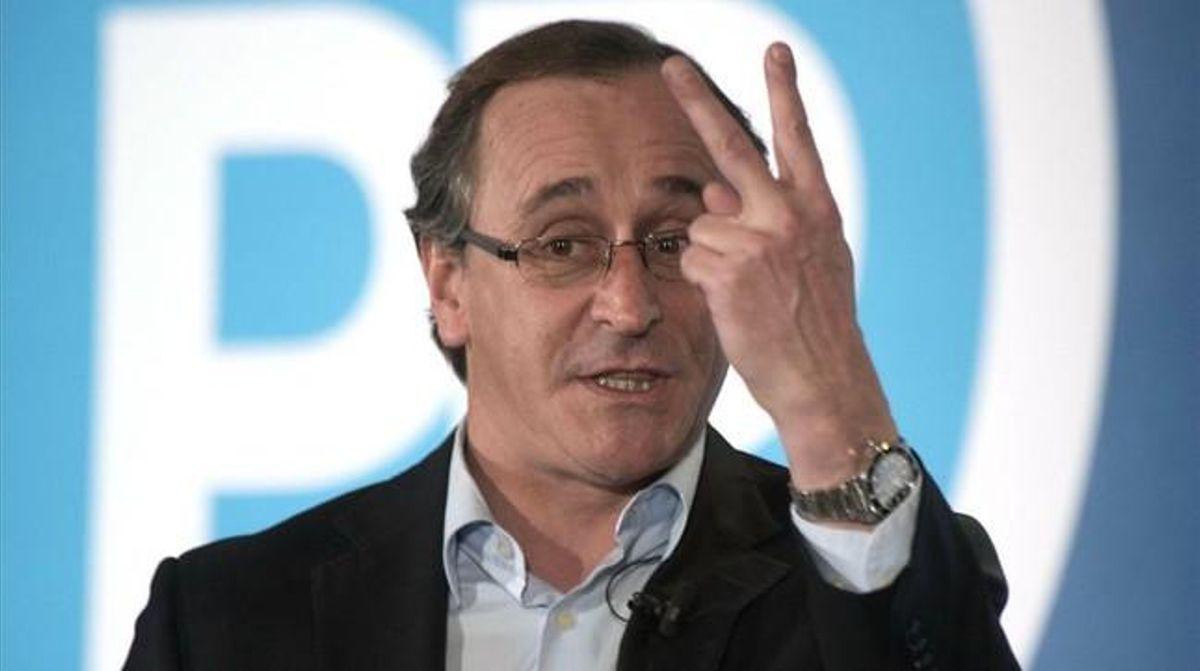 El ministro de Sanidad, Alfonso Alonso, durante su intervención en la presentación del bloque Primero las personas del programa electoral del PP, esta tarde en Granada. El ministro de Sanidad, Alfonso Alonso, durante su intervención en la presentación del bloque Primero las personas del programa electoral del PP, esta tarde en Granada.