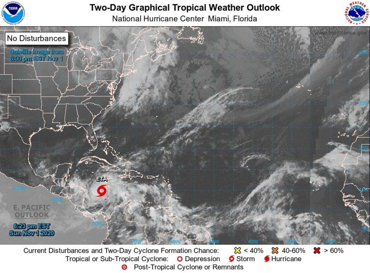 La tormenta se movía a 15 millas por hora (24 km/h) hacia el oeste. La tormenta se movía a 15 millas por hora (24 km/h) hacia el oeste.