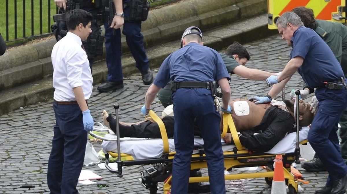 El presunto autor del ataque en Londres mientras es trasladado a una ambulancia. El presunto autor del ataque en Londres mientras es trasladado a una ambulancia.