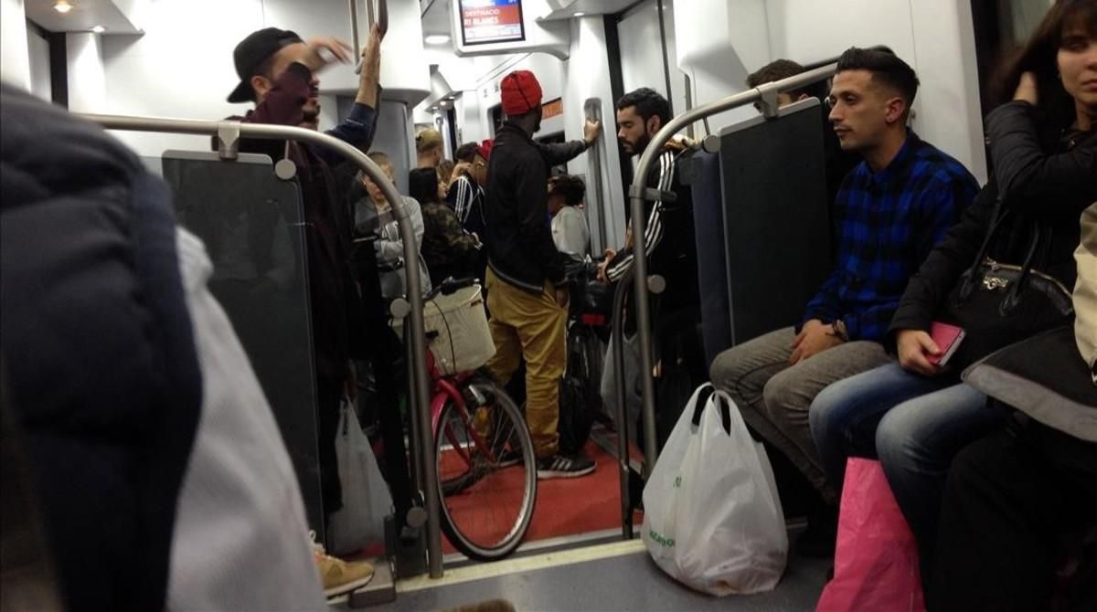 Un joven, con una bolsa de plástico repleta de botellas, en la ’línea del botellón’, el pasado viernes 4 de noviembre. Un joven, con una bolsa de plástico repleta de botellas, en la ’línea del botellón’, el pasado viernes 4 de noviembre.