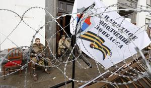 Militares prorrusos en la entrada del gobierno de Lugansk. 