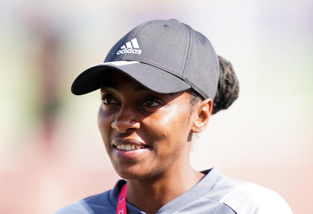 La árbitra ruandesa Salima Mukansanga, en el Qatar Sports Club de Doha.
